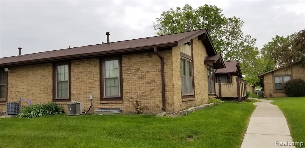 Primary Photo - 2679 Roundtree Dr