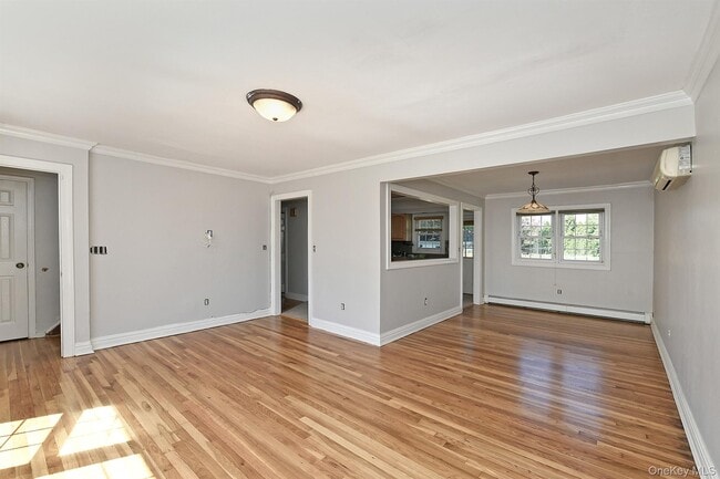 Building Photo - 728 Bellmore Rd