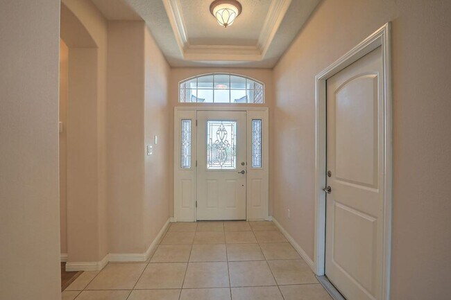 Building Photo - Amazing Three Bedroom in Four Hills!!