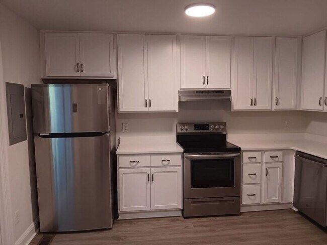 Building Photo - 212 N Peartree Ln