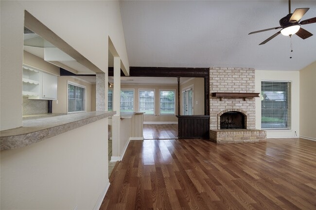 Foto del edificio - 13215 Lake Breeze Ln