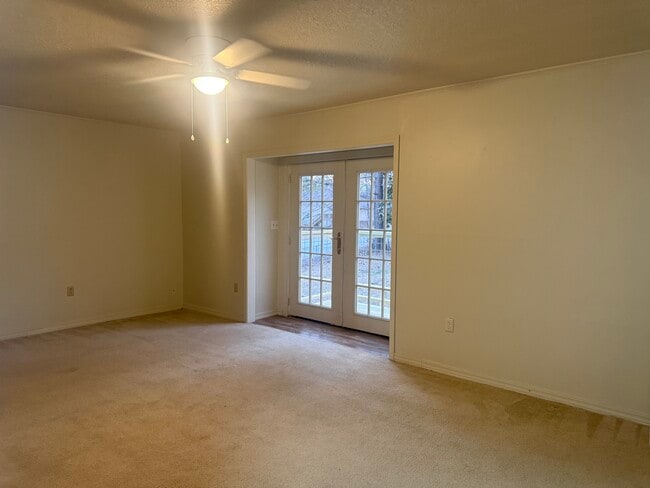 Building Photo - 1301 Chateau Dr