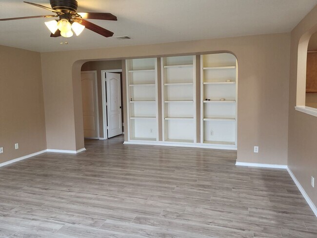 Foto del edificio - Well Maintained Corner Lot Property Ready ...