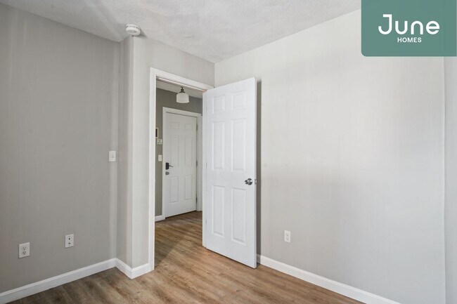 Foto del edificio - ROOM ONLY in 3-bed/1.0-bath Home