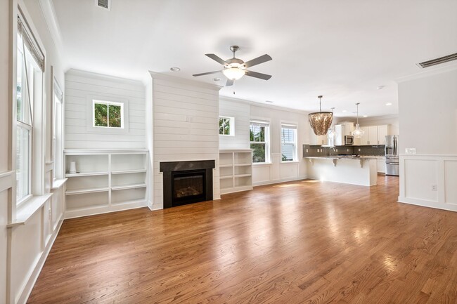 Foto del edificio - Available Now! Gorgeous Two-Story 4bd/3ba ...