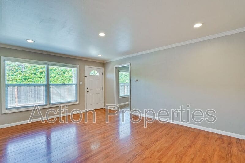 Primary Photo - 489 Rollins Rd