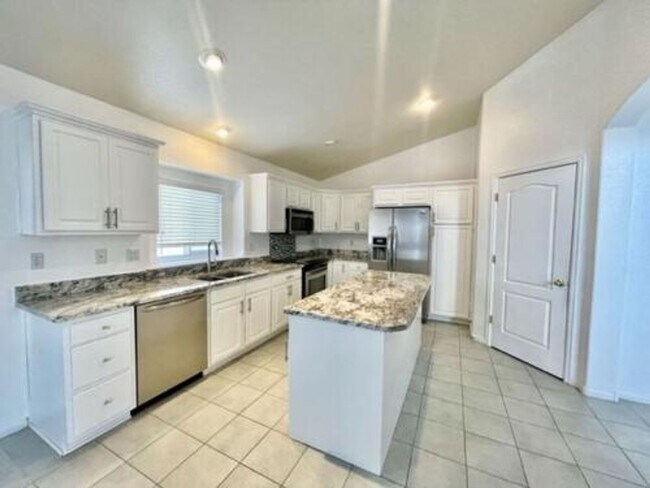 Building Photo - Six Bedroom Deluxe Ranch Style home with w...