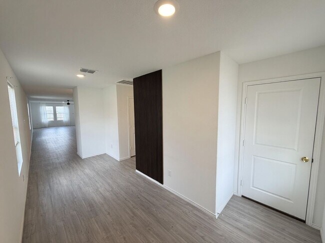 Building Photo - 5410 Daphne Path