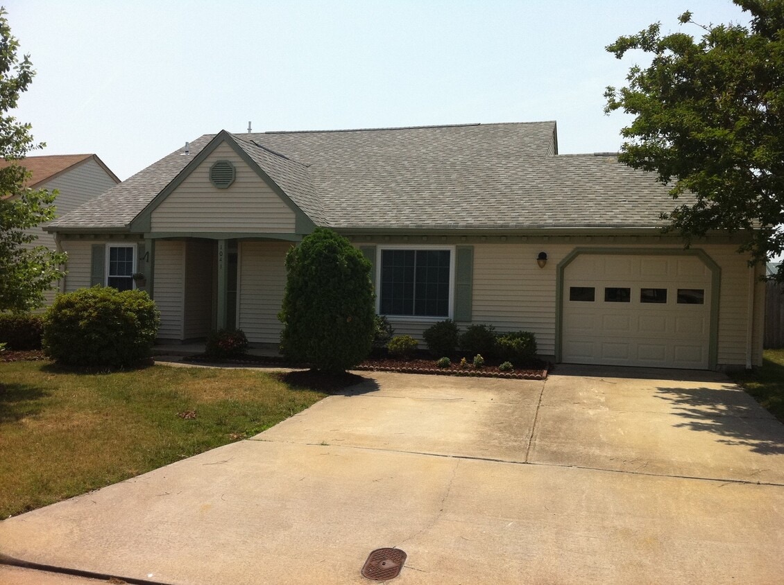 Primary Photo - Beautiful water views with 3 bedrooms and ...