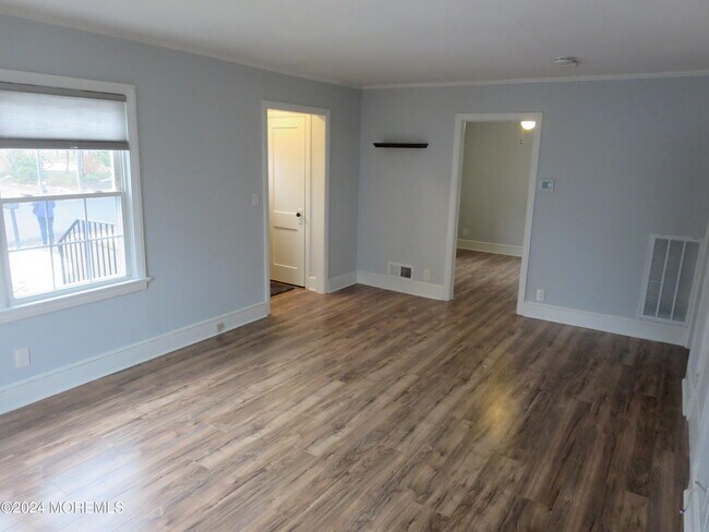 Building Photo - 8 Meadowbrook Ave