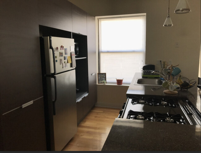 Foto del edificio - 1751 W Berteau Ave