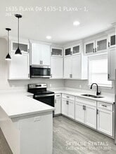 Building Photo - 1635 Playa Dr