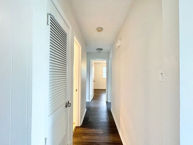 Foto del edificio - Gorgeous 3/2 recently renovated in homey neighborhood
