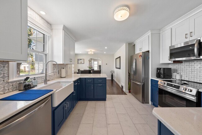Building Photo - Spacious & Renovated Rental Home on Oversi...