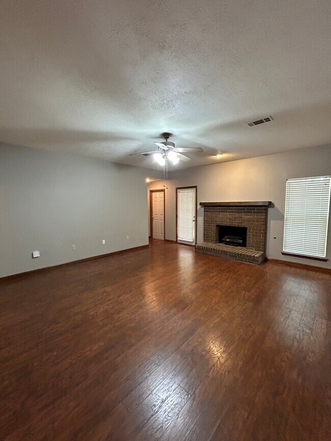 Building Photo - 804 Drake, Conway, AR 72034