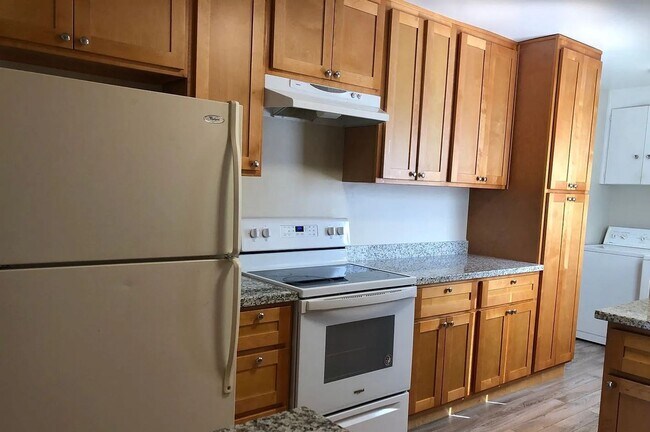 Foto del edificio - CAMPBELL - REMODELED DUPLEX with garage gr...