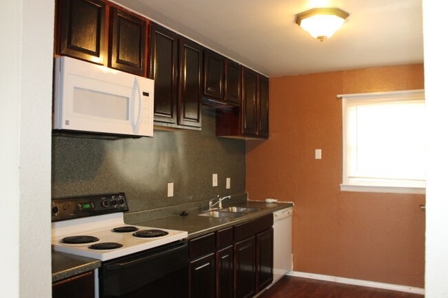 Foto del edificio - Move in ready home For Rent on Busch Ave