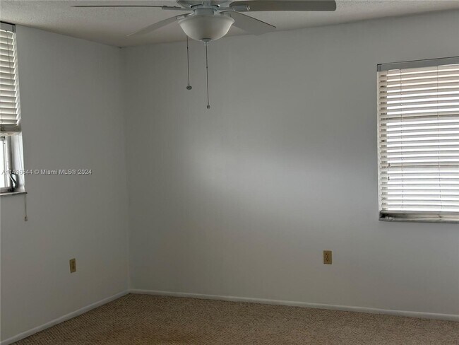 Foto del edificio - 3750 NE 170th St