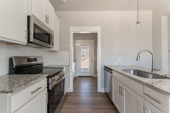 Building Photo - 2 BR/1.5 BA in the Willow Bend S/D