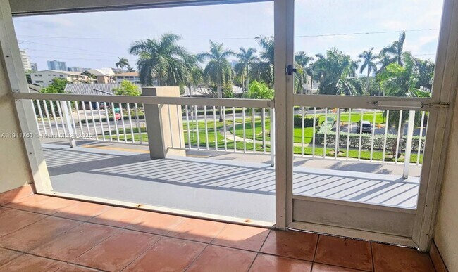 Foto del edificio - 300 Layne Blvd