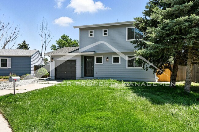 Building Photo - Spacious Home with Washer/Dryer and Centra...