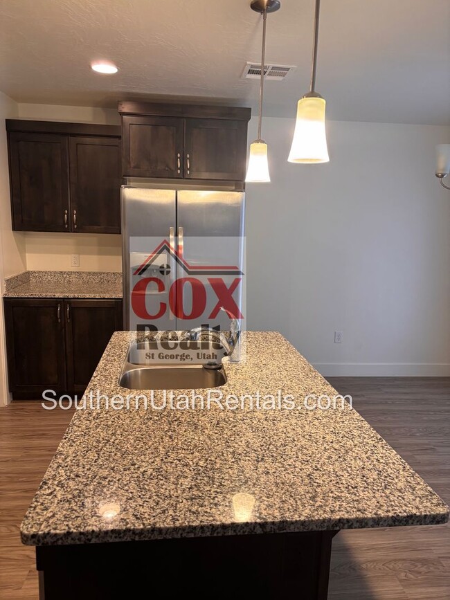 Foto del edificio - Wonderful Desert Canyon 4 bed | 2.5 bath |...