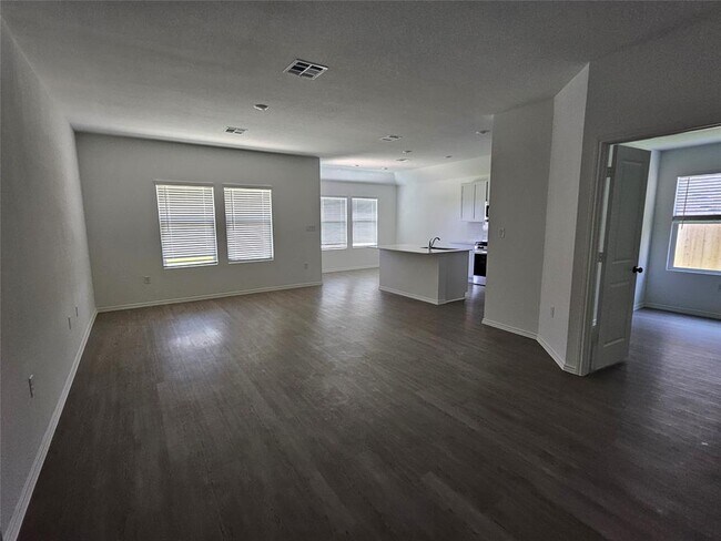 Building Photo - 400 Camargue Dr
