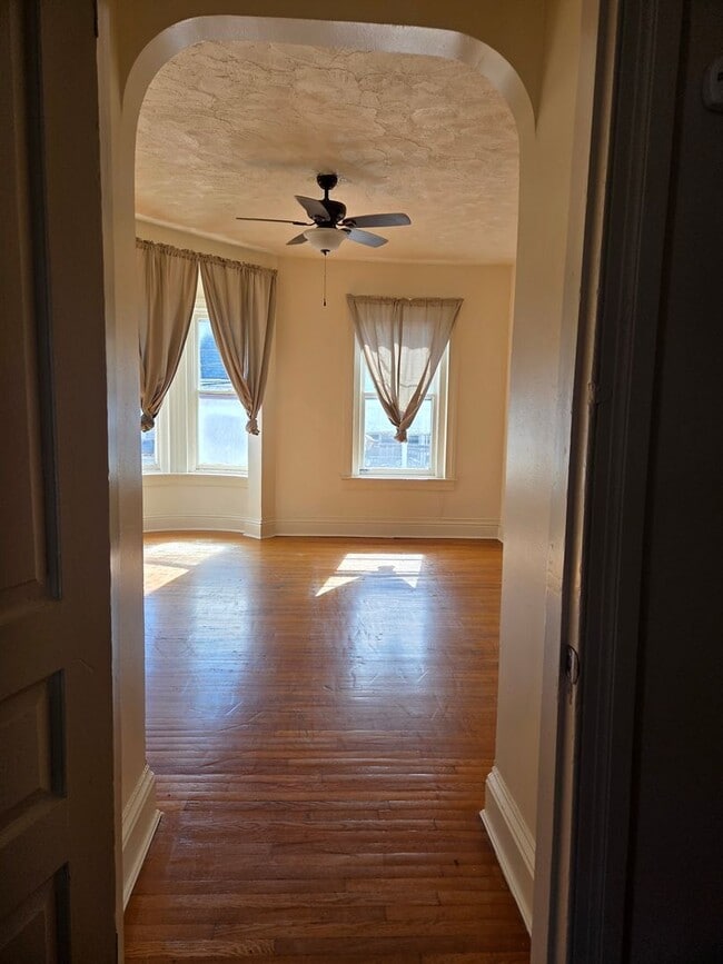 Building Photo - 623 W King St