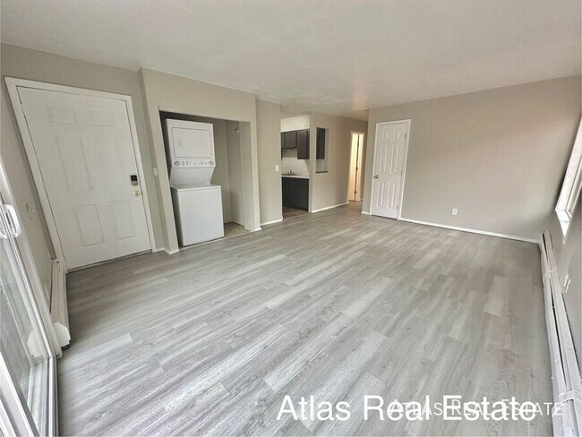 Building Photo - In Unit Washer/Dryer?! Private Patio?!