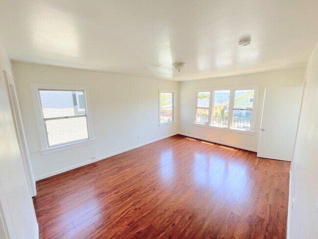 Building Photo - LARGE 2nd story 1bd/1ba unit near BMO, USC, and Downtown LA!