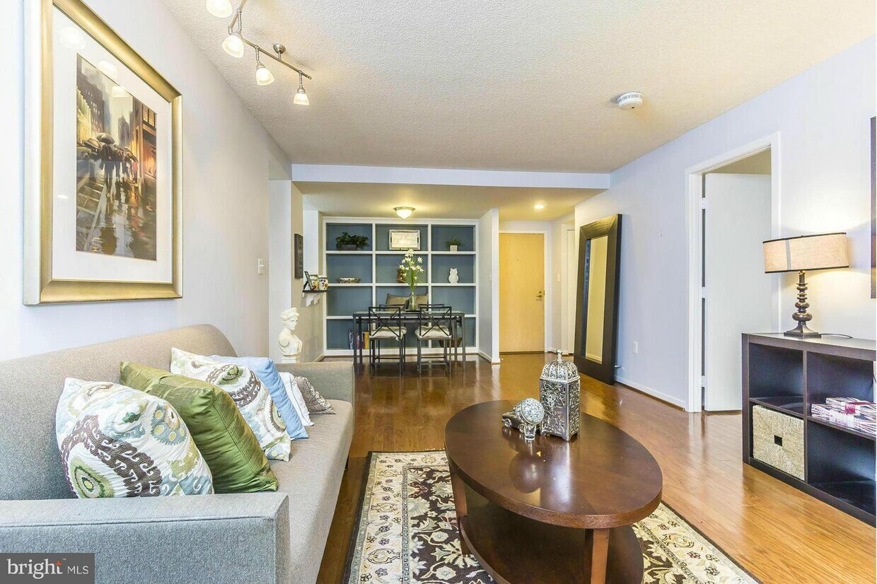 Foto principal - 2111 Wisconsin Ave NW