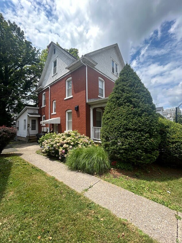 Primary Photo - 300 S Atherton St