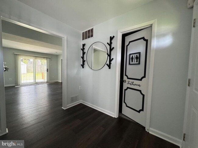 Foto del edificio - 1717 Fallsway Dr