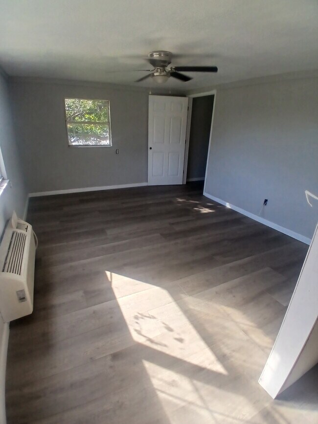 Foto principal - 6837 Alcona Ct