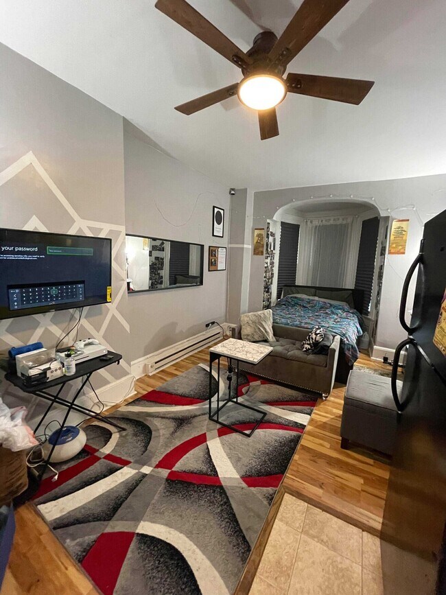 Unidad 2R - 1617 N 18th St