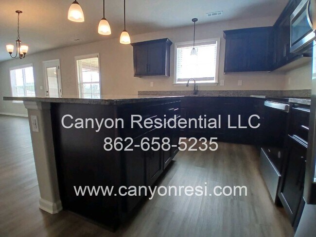 Foto del edificio - MUST SEE Fantastic 4BR 2/5 BA near everyth...