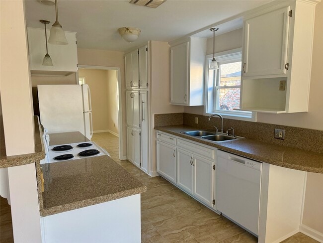 Building Photo - 1109 Sally Anne Dr