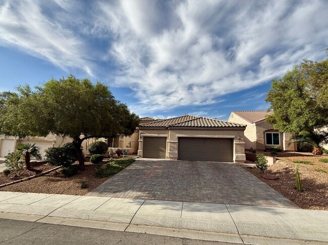 Building Photo - Single-Story Home with Solar, 3-Car Garage & Covered Patio