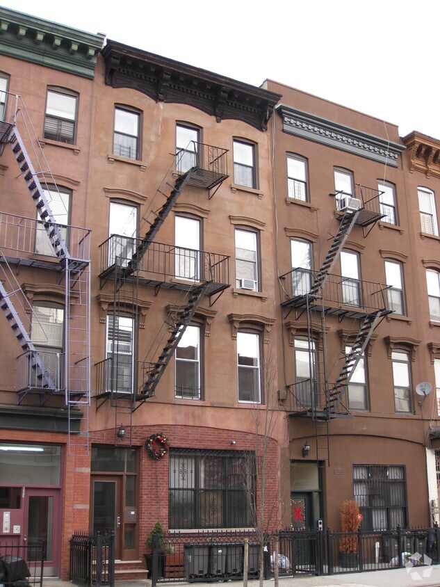 Foto del edificio - 691 DeKalb Ave