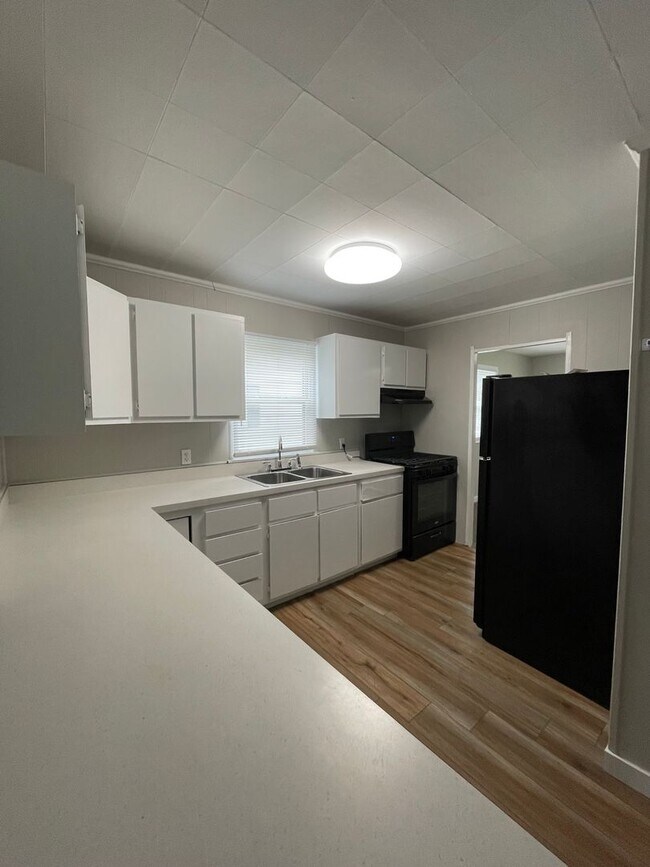 Foto del edificio - 2142 Ulen Ln