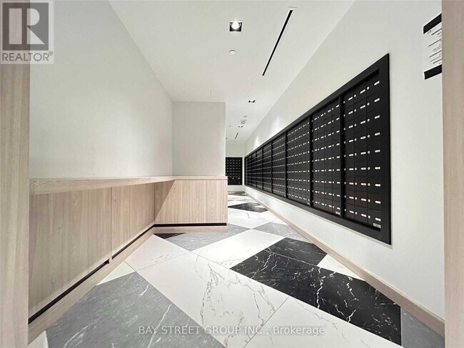 Photo du bâtiment - 395-4395 Bloor St E
