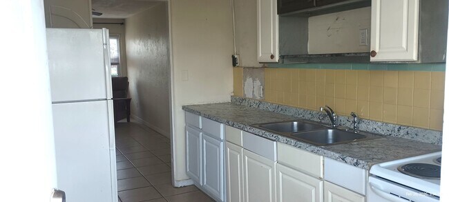 Building Photo - Beachside bungalow  2 bedrooms