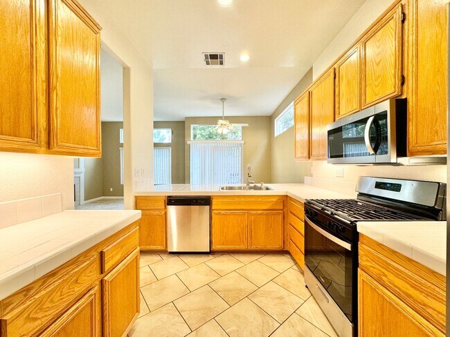 Building Photo - Beautiful 3Bd/2.5Ba available in Mira Mesa...