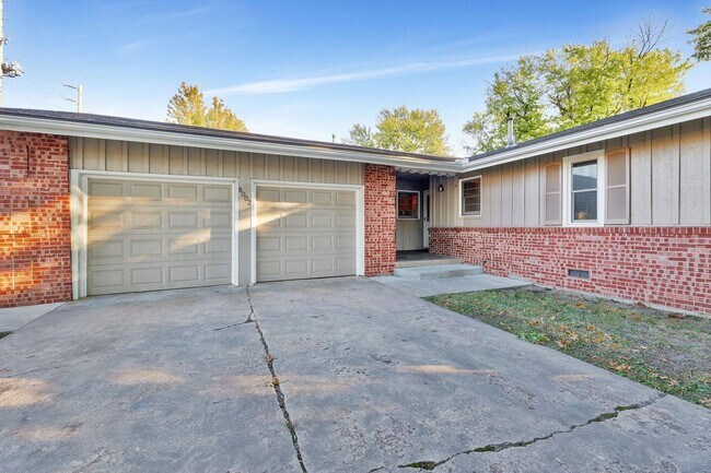 Foto del edificio - Coming available in February!