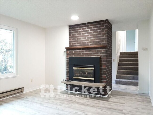 Building Photo - Newly Updated 3 Bedroom Tri-Level Home in ...