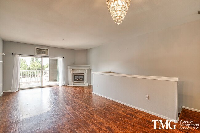 Foto del edificio - Pet Friendly 2 Bed 2 Bath 1/2 OFF THE FIRS...