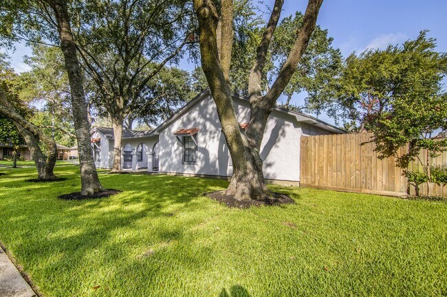 Foto del edificio - 2716 Pinecone Ln
