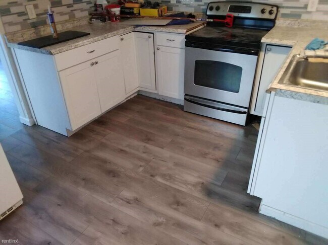 Building Photo - 3 br, 1 bath Triplex - 64 Anderson Street 64