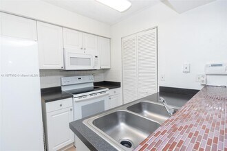 Building Photo - 1227 SW 46th Ave