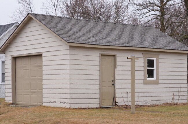 Building Photo - 3 Bedrooms, 2 Bathrooms Single Family Home...